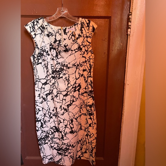 Calvin Klein Dresses & Skirts - CALVIN KLEIN CREAM AND WHITE ZIPPER TILE DRESS